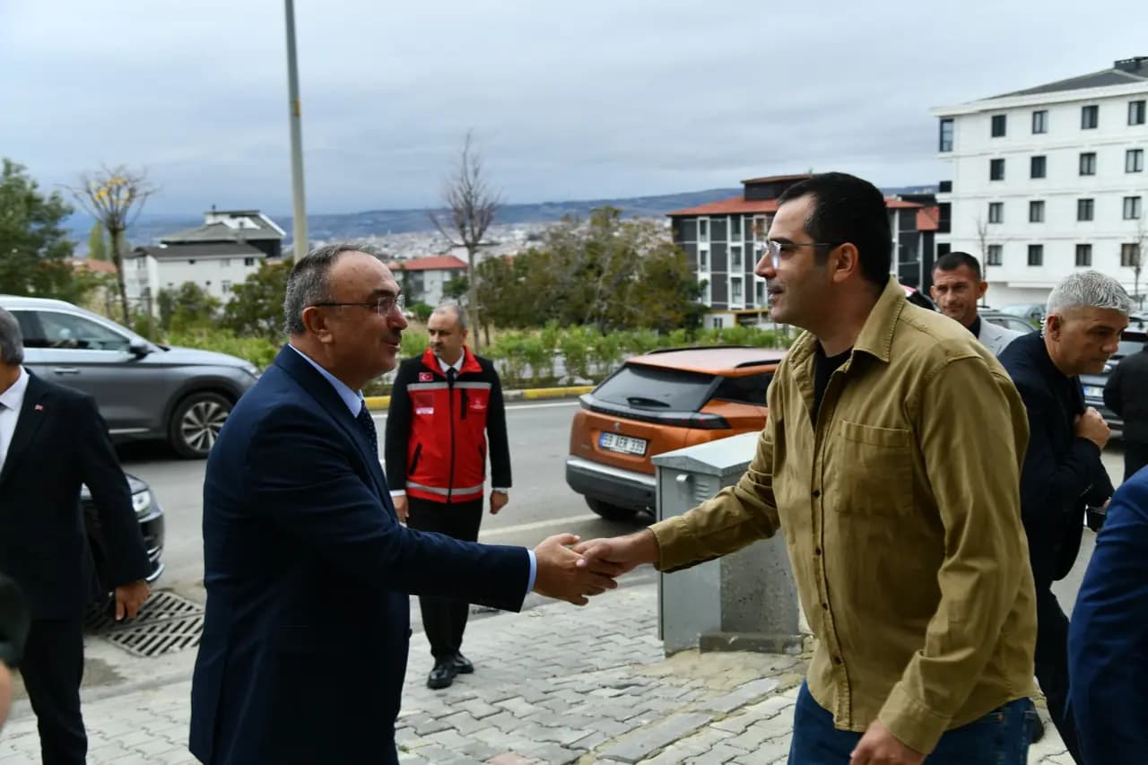Vali Soytürk Cumhuriyet Bayramı'nda Şehit Ailesini Ziyaret Etti