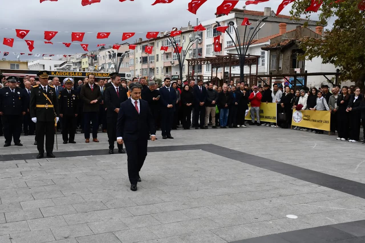 Şarköy'de 29 Ekim Cumhuriyet Bayramı Çelenk Sunma Töreni Düzenlendi
