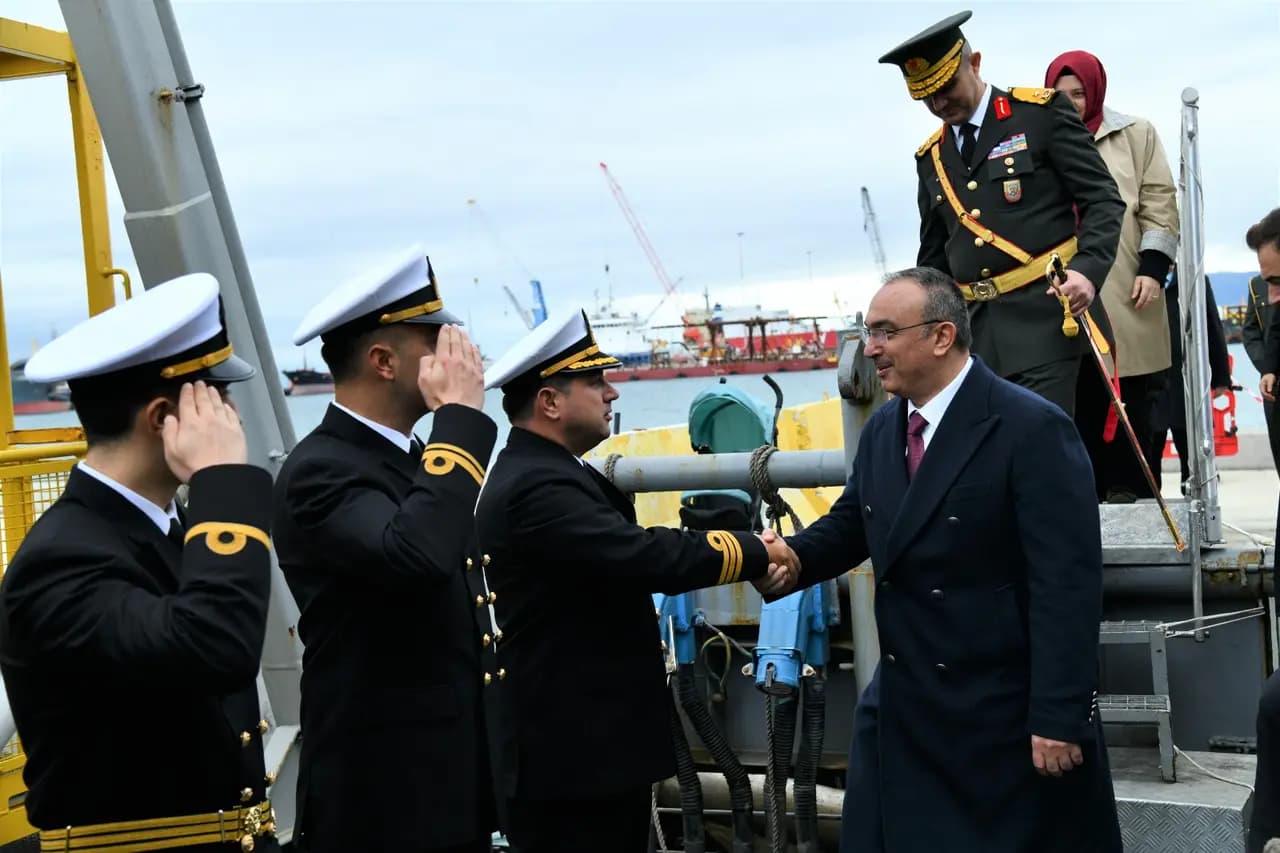 Vali Soytürk TCG Işın Gemisi’ni Ziyaret Etti